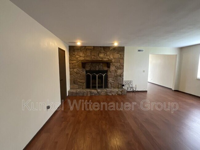 Foto del edificio - 102 Kingsway Dr