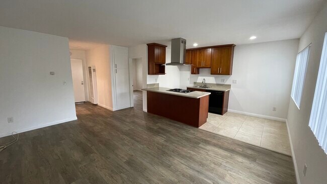 Building Photo - 2216 Vanderbilt Ln