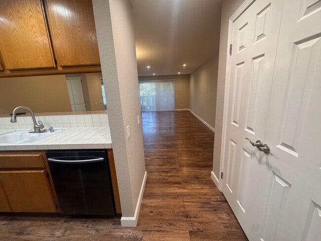 Building Photo - Spacious 2 Bed / 2 Bath Long Beach Condo Near Traffic Circle, CSULB & Belmont Heights