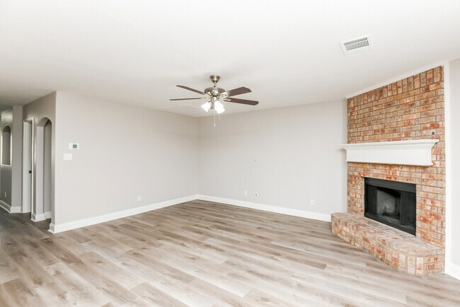 Building Photo - 4-Bedroom Newark Home!