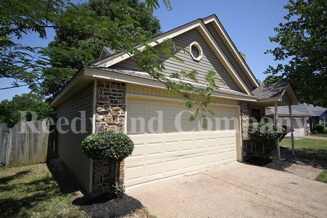 Building Photo - 2705 Bay Pointe Cir N