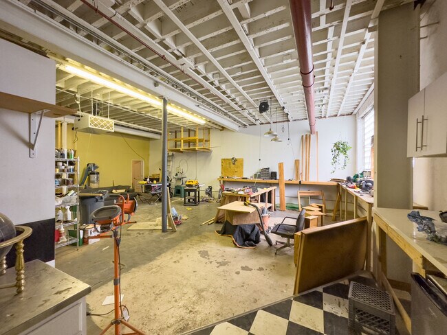 Building Photo - 600 N Albany Ave