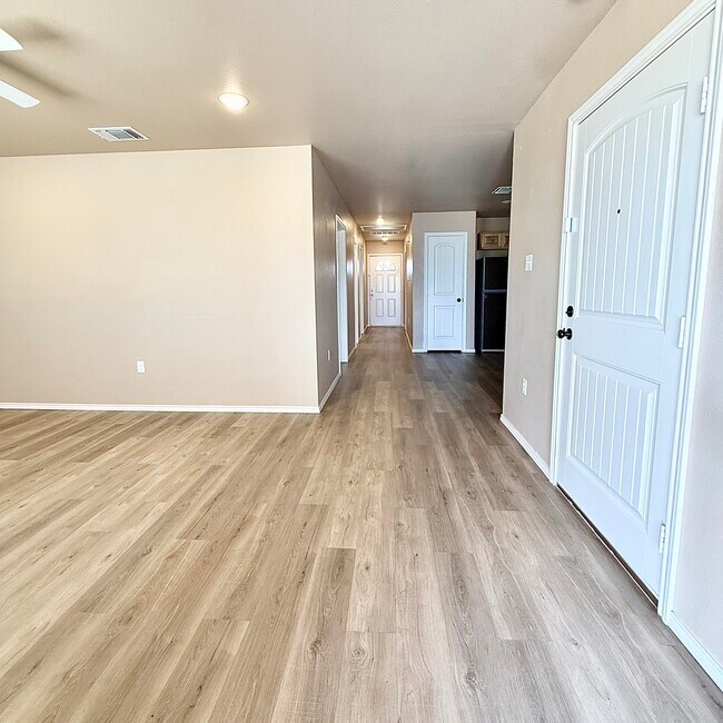 Foto del edificio - 3130 E Cornell St