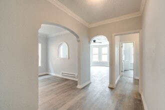 Building Photo - 2840 S Moreland Blvd