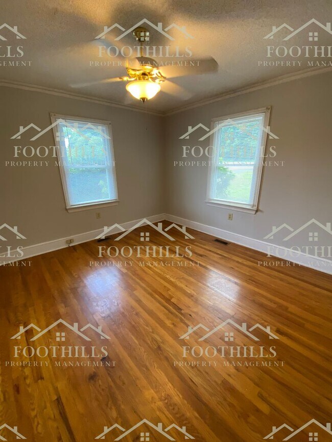 Foto del edificio - Two-bedroom One-bathroom home located in c...