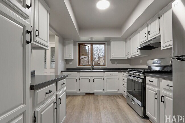 Building Photo - 920 Pleasant St