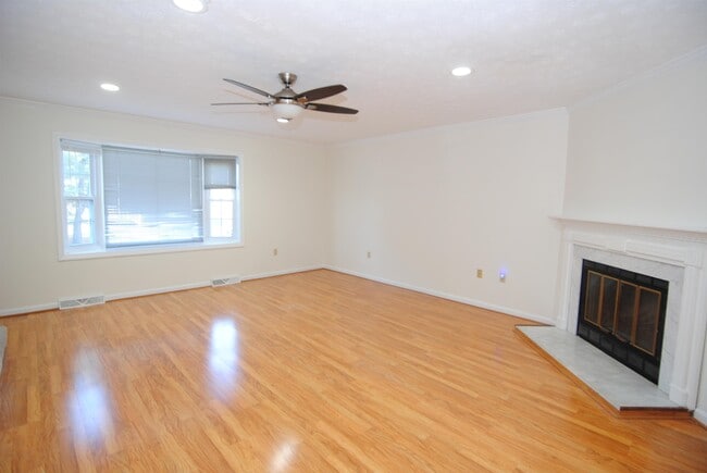 Building Photo - 37 Cadogan Way