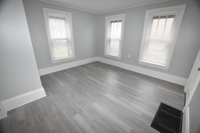 Building Photo - 426 N Lake St