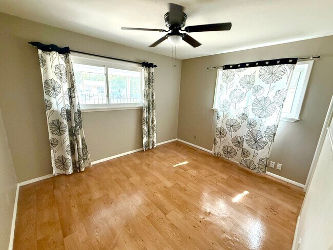 Foto del edificio - Charming 2-Bedroom Home with Flex Room & Gated Entry