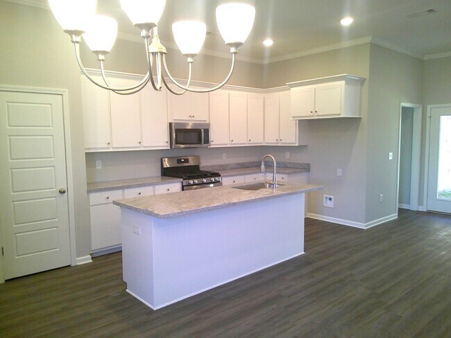 Foto del edificio - ****JUST REDUCED PLUS ½ OFF 1ST MONTHS REN...