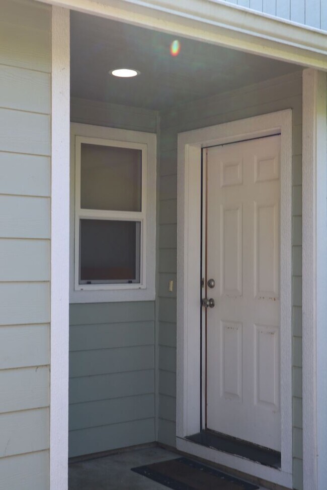 Building Photo - Oak St-Duplex