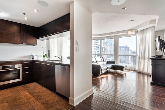 Building Photo - 1100 Rue de la Montagne