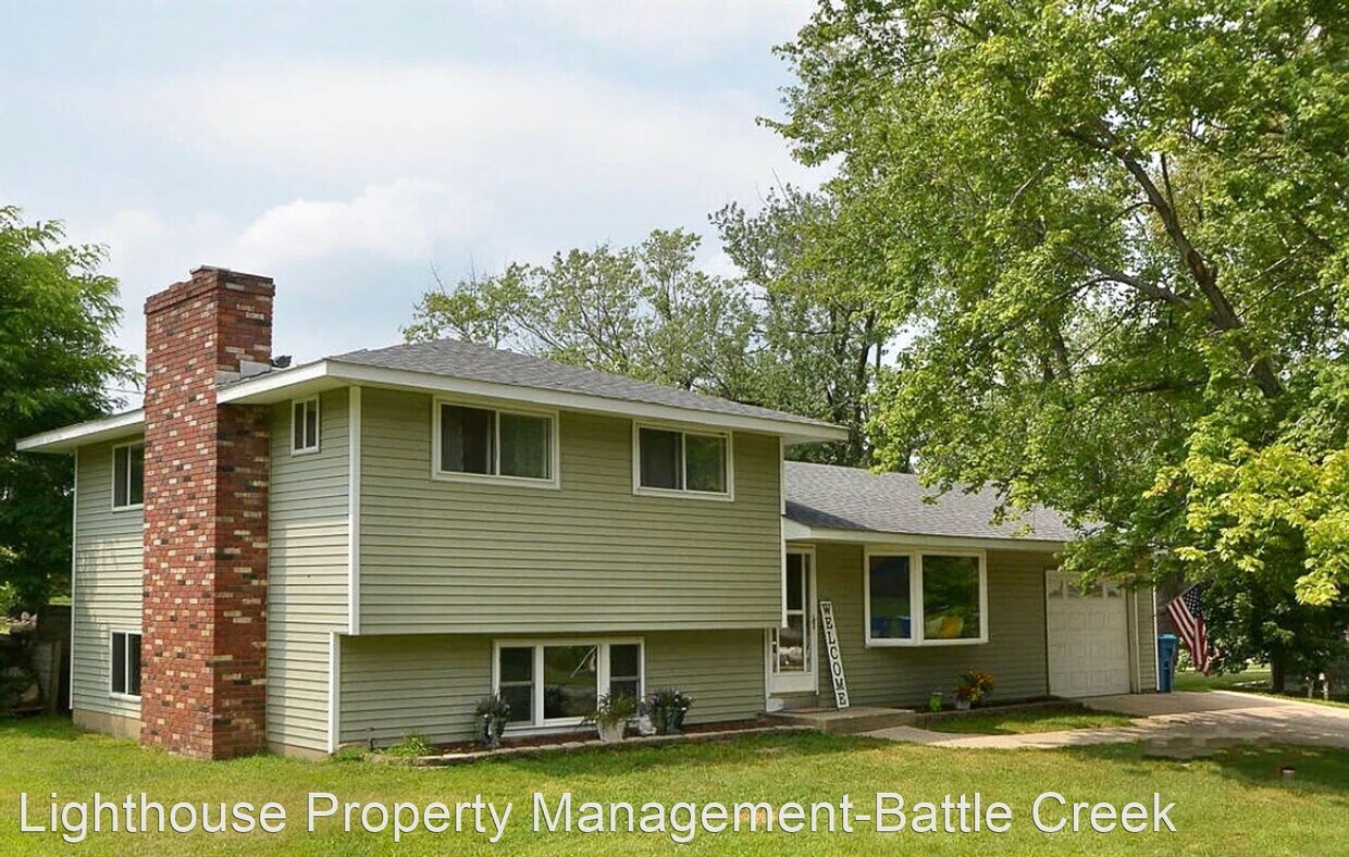 4 br, 2 bath House 104 W Acacia Blvd House for Rent in Battle Creek, MI