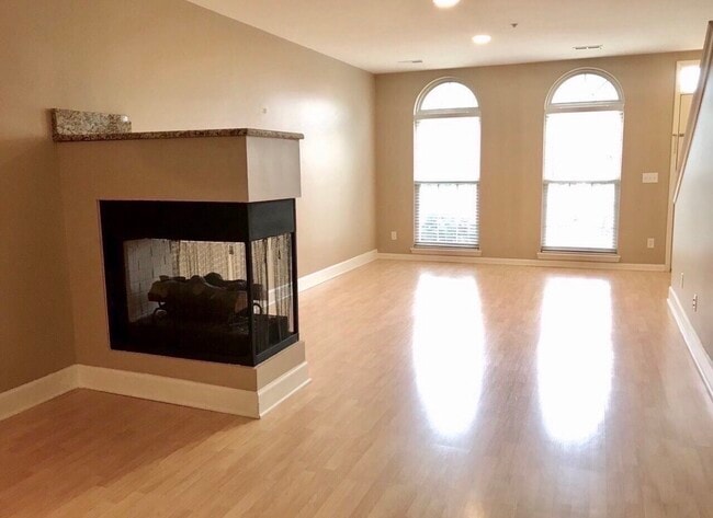 Building Photo - 3035 Camden Dr