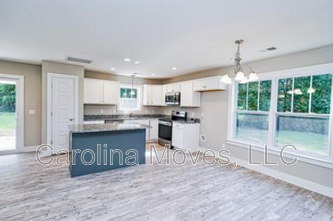 Building Photo - 583 Carey Dr