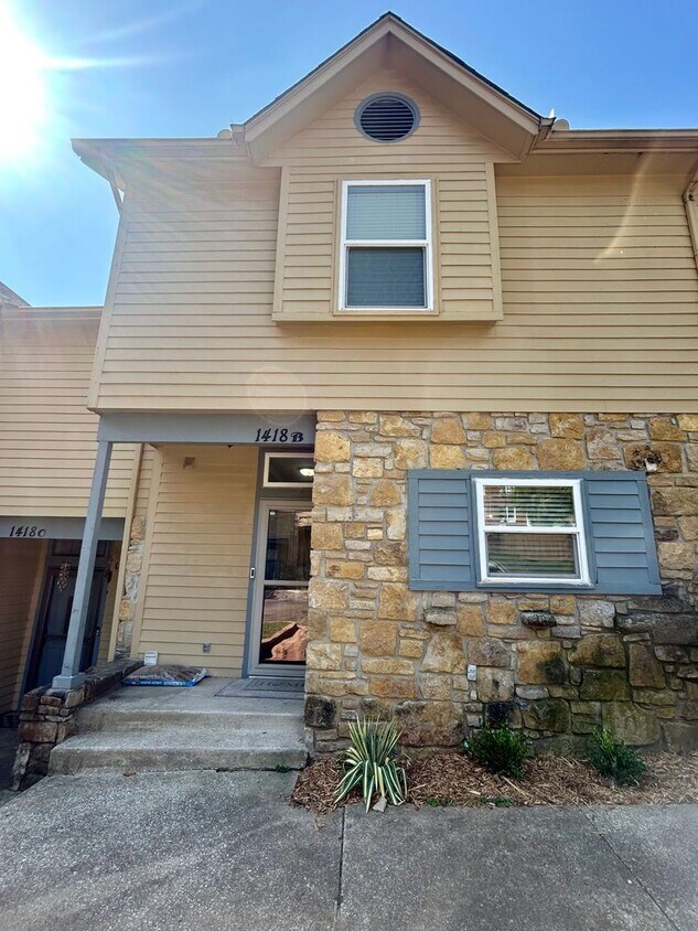 Primary Photo - Fabulous townhouse in a private and quiet ...
