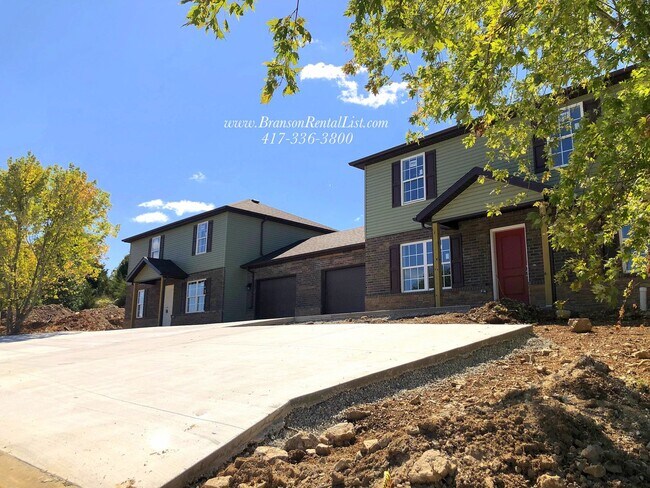 Building Photo - 3BR Townhouse near Holiday Hills