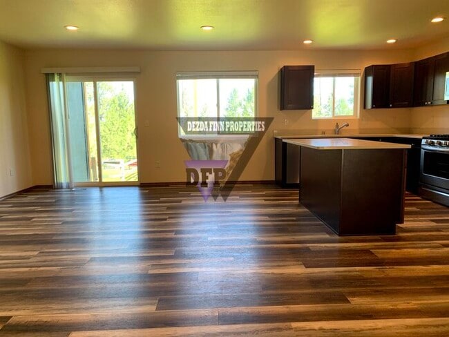 Building Photo - Newer construction in private culdesac on ...