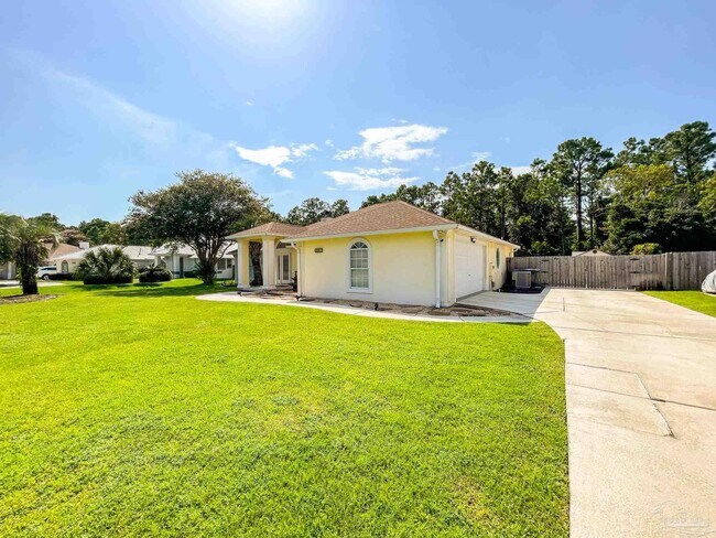 Building Photo - 1086 Chandelle Lake Dr