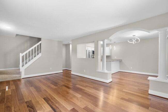 Building Photo - 3 Bed 2.5 Bath - Gaithersburg Townhome - Completely Renovated