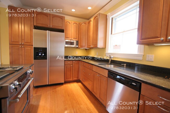 Building Photo - 2 Bed in Downtown Beverly Victorian Home