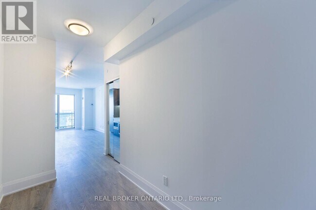 Photo du bâtiment - 101 Erskine Ave