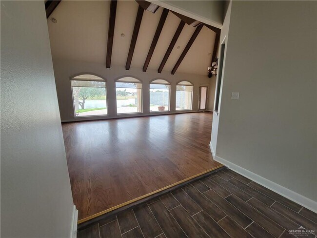 Building Photo - 15 Rio Grande Dr