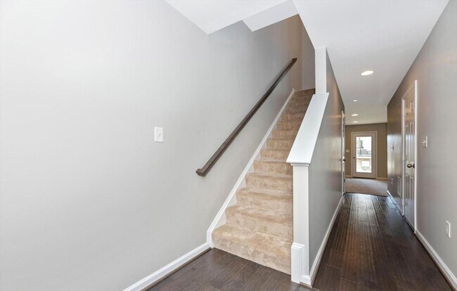 Foto del edificio - 3 level townhouse (newer construction) in Jefferson Place Community available early May!