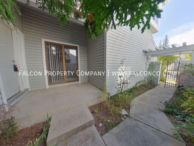 Foto del edificio - 2526 Elite Terrace