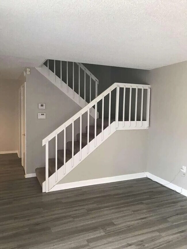 Building Photo - 302 3rd Ct