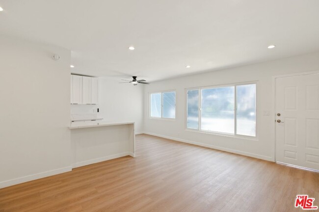 Building Photo - 352 S Doheny Dr