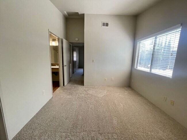 Building Photo - 2 Bedroom, 2 Full Bath! Granite Counters, ...