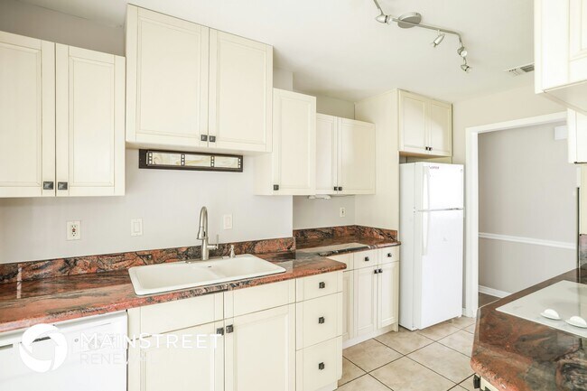 Foto del edificio - 2412 Stonehaven Ct W