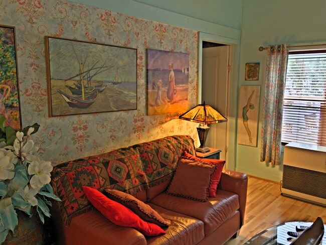 Living room - 111 Causeway Rd