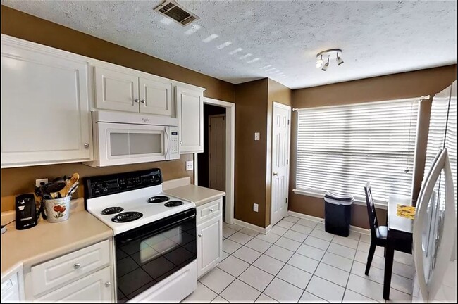Building Photo - 613 Belle Ct