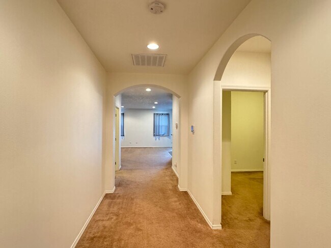 Building Photo - Spacious Single Level Lexington Home with ...