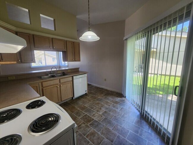 Foto del edificio - 2 Bedroom Duplex - *Pets Welcome!