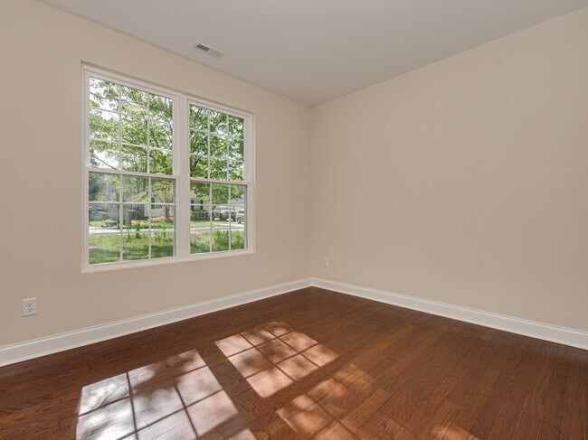 Guest Room 2 - 512 W Todd Ln