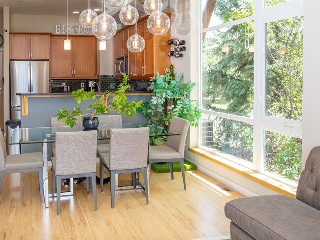 Building Photo - Modern, end unit Townhome in North Boulder...