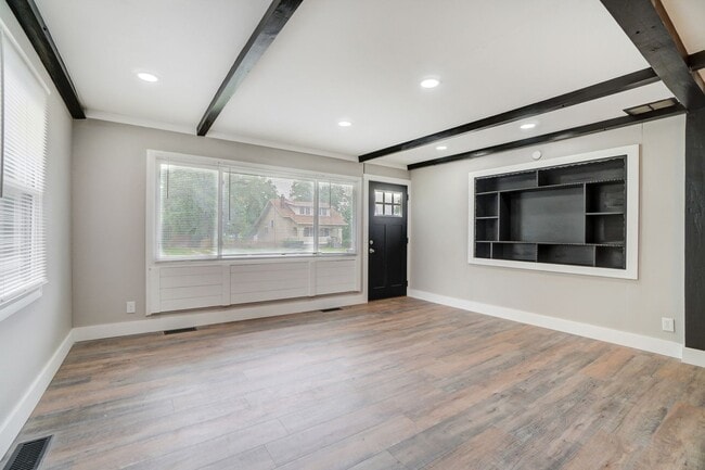Building Photo - Three Bedroom Home in Dayton with Back Yard