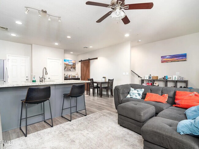 Building Photo - 1406 W Main St