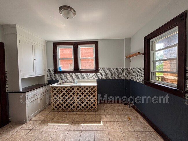 Building Photo - 2728 Woodstock Ave