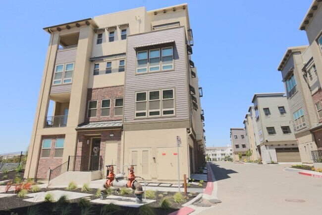 Building Photo - 1739 Hazelnut Ln
