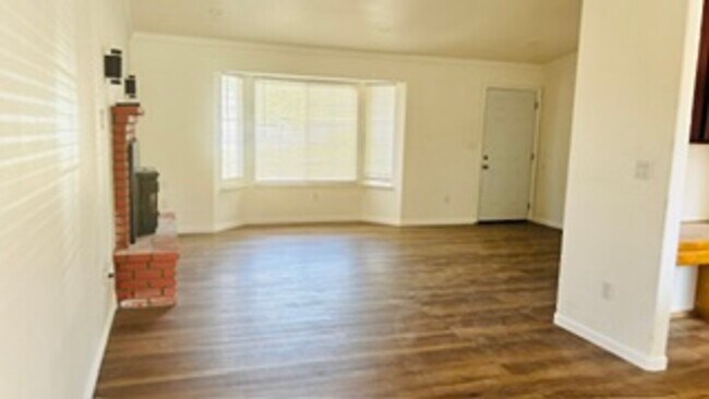 Building Photo - 633 Las Colinas St