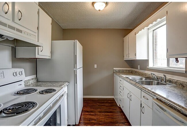 Building Photo - 501 Laurel DR NW