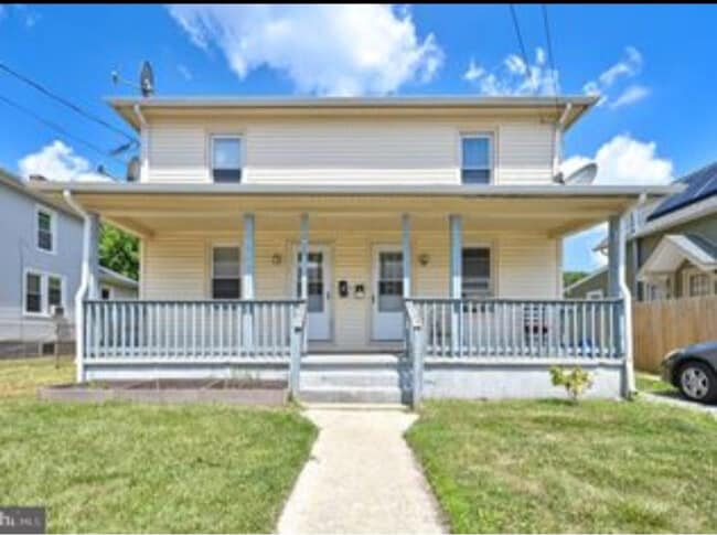 Building Photo - 608 Pine St