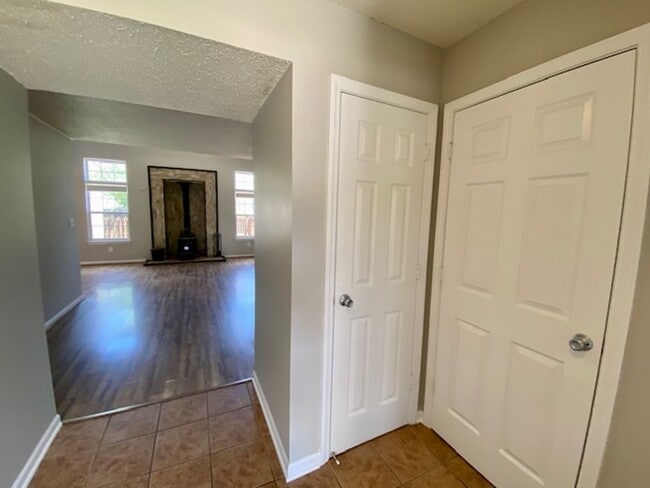Building Photo - Fabulous 3 Bed, 2.5 Bath Home in Desirable...