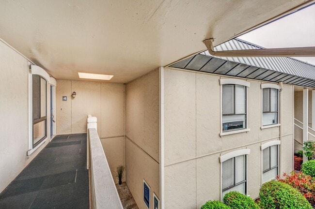 Building Photo - Cozy Condo, Smack-dab in the Middle of Bellevue