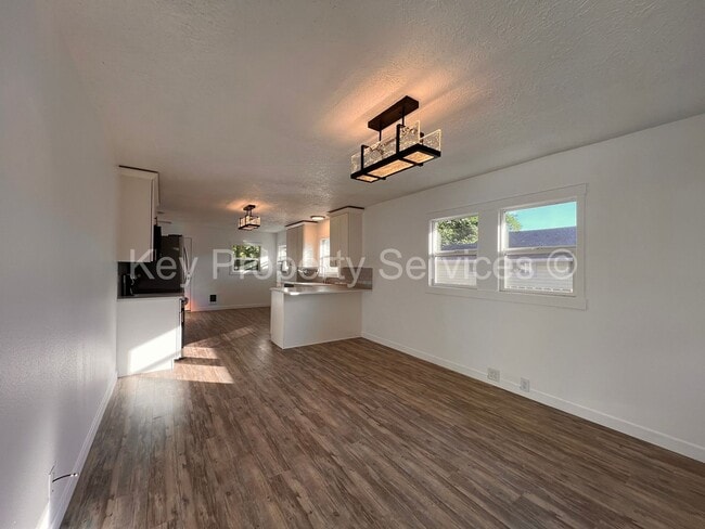 Building Photo - Renovated Longview Cottage with Huge Yard!
