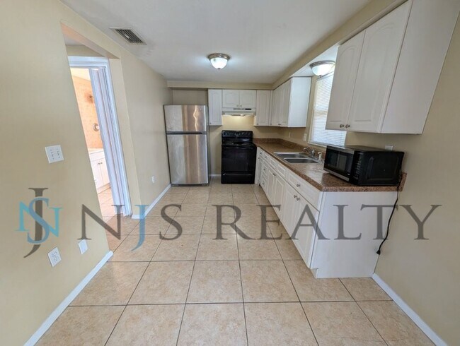 Foto del edificio - 2/2/1 1060 Sq. Ft with INDOOR LAUNDRY, a FULL garage, and fenced in yard!!